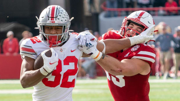 TreVeyon Henderson runs vs JoJo Domann 2021 Ohio State third quarter USATSI_17106855-cropped